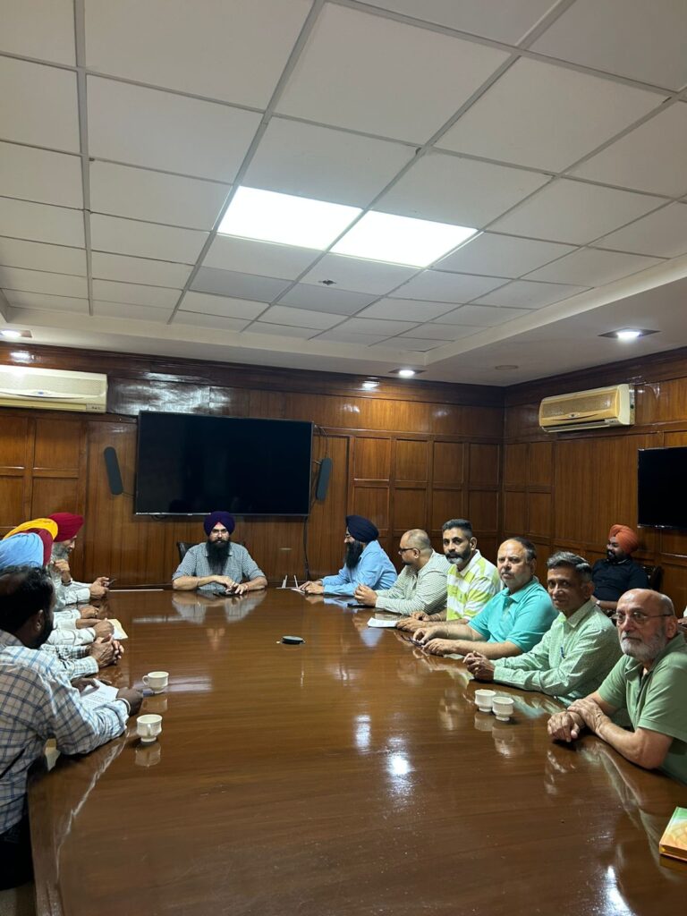 वेव एस्टेट की समस्याओं को लेकर सांसद मलविंदर सिंह कंग को सौंपा गया मेमोरंडम