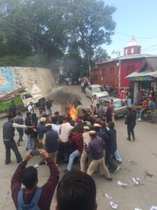 एचआरटीसी बस किराये में वृद्धि के खिलाफ विश्वविद्यालय में एसएफआई का प्रदर्शन फूंका मुख्यमंत्री का पुतला, पुलिस के साथ हुई झड़प