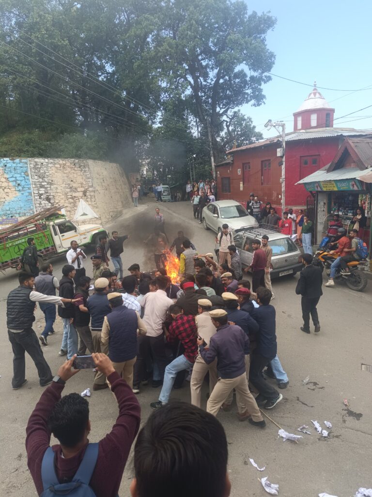 एचआरटीसी बस किराये में वृद्धि के खिलाफ विश्वविद्यालय में एसएफआई का प्रदर्शन फूंका मुख्यमंत्री का पुतला, पुलिस के साथ हुई झड़प