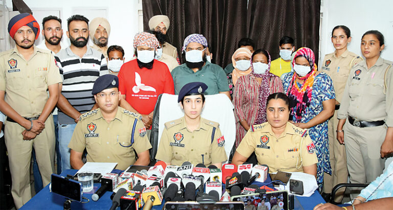 अश्लील वीडियो बनाने वाले गैंग का पर्दाफाश, पुलिस ने फर्जी इंस्पेक्टर सहित 12 आरोपी किए गिरफ्तार