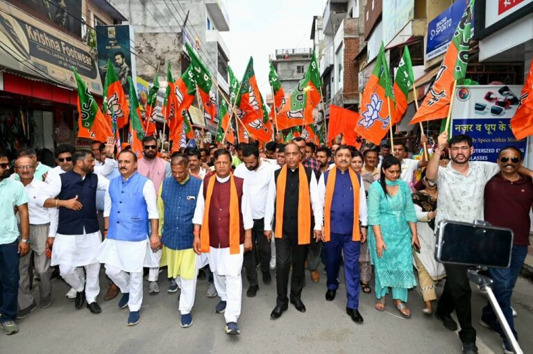 अधिकारी जान लें कि सरकारें आती जाती रहती हैं, भावनाएं कुचलने का प्रयास न करें : जयराम ठाकुर