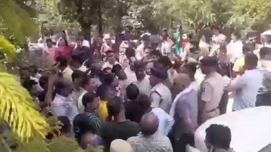 वीआईपी काफिले के गुजरने से लगा जाम, भड़की जनता