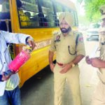मोहाली में स्कूल बसों में व्यवस्थाएं जांचीं, ट्रैफिक पुलिस ने विभिन्न जगहों पर निरीक्षण किया, छात्रों को नियम बताए