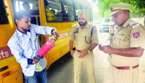 मोहाली में स्कूल बसों में व्यवस्थाएं जांचीं, ट्रैफिक पुलिस ने विभिन्न जगहों पर निरीक्षण किया, छात्रों को नियम बताए