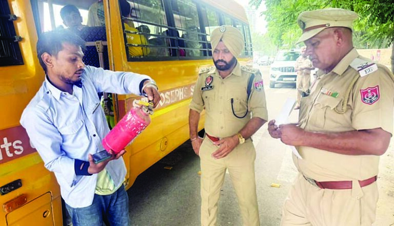 मोहाली में स्कूल बसों में व्यवस्थाएं जांचीं, ट्रैफिक पुलिस ने विभिन्न जगहों पर निरीक्षण किया, छात्रों को नियम बताए