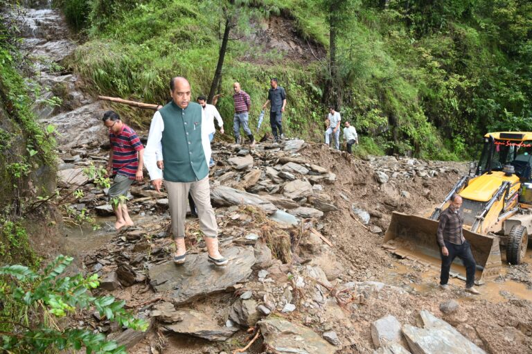 आपदा बहुत बड़ी है, बहुत बड़े पैमाने पर मदद की जरूरत है : जयराम ठाकुर